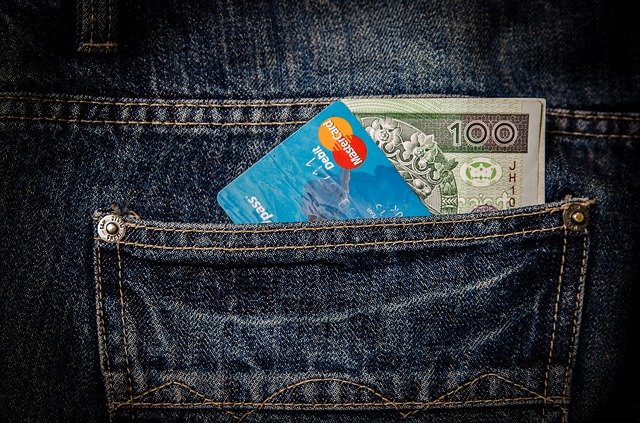 Karty bankowe – jaka jest między nimi różnica?