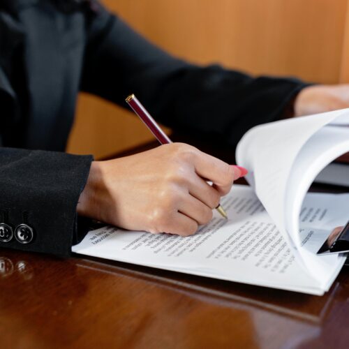 Czy warto brać adwokata w sprawie karnej? Kto ponosi koszty adwokata w sprawie karnej?